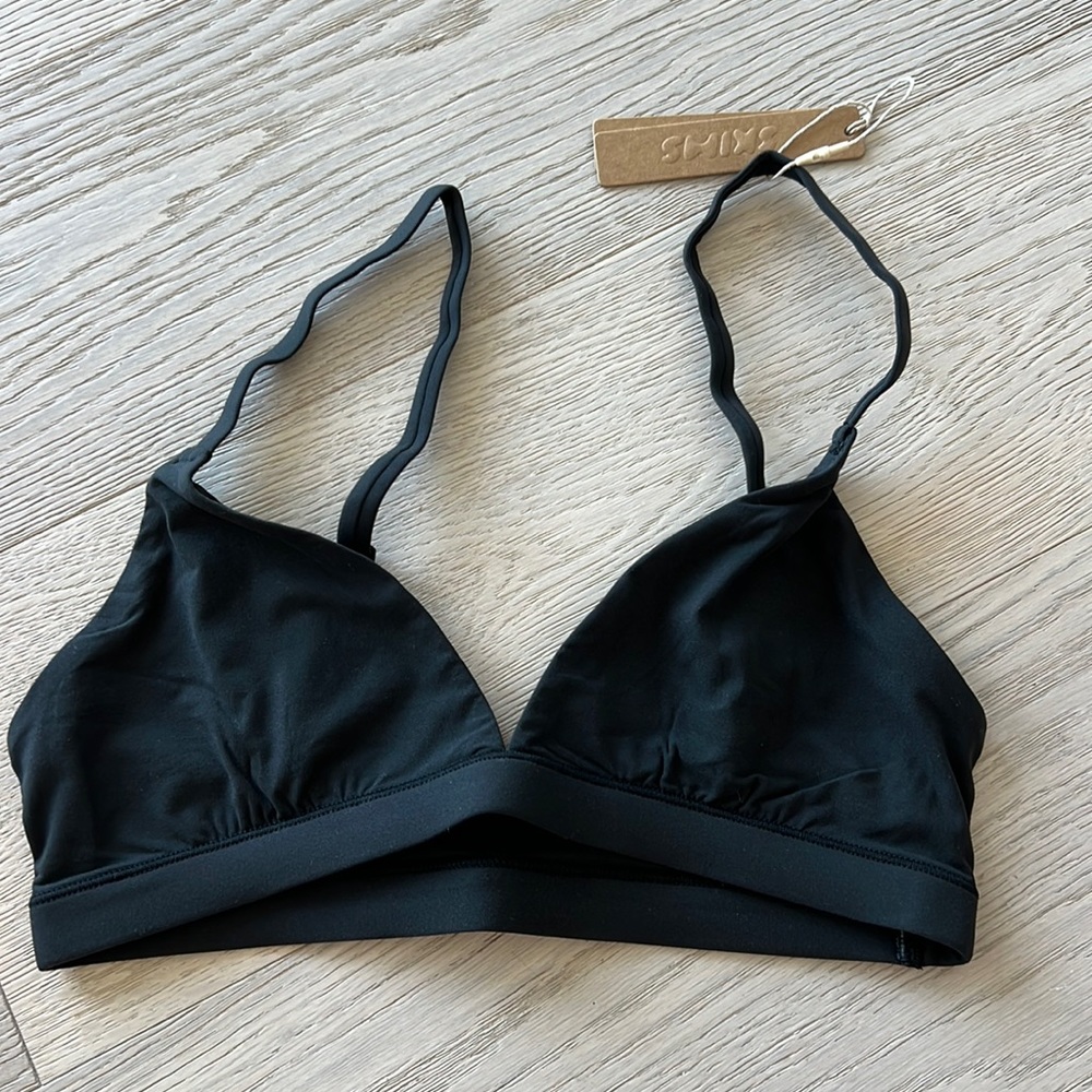 BRAND NEW SKIMS Triangle Bra (xs)